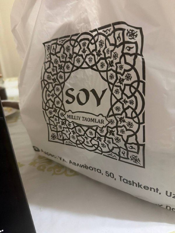 Ashi restoranidagi issiq shurpa va ovqatlar